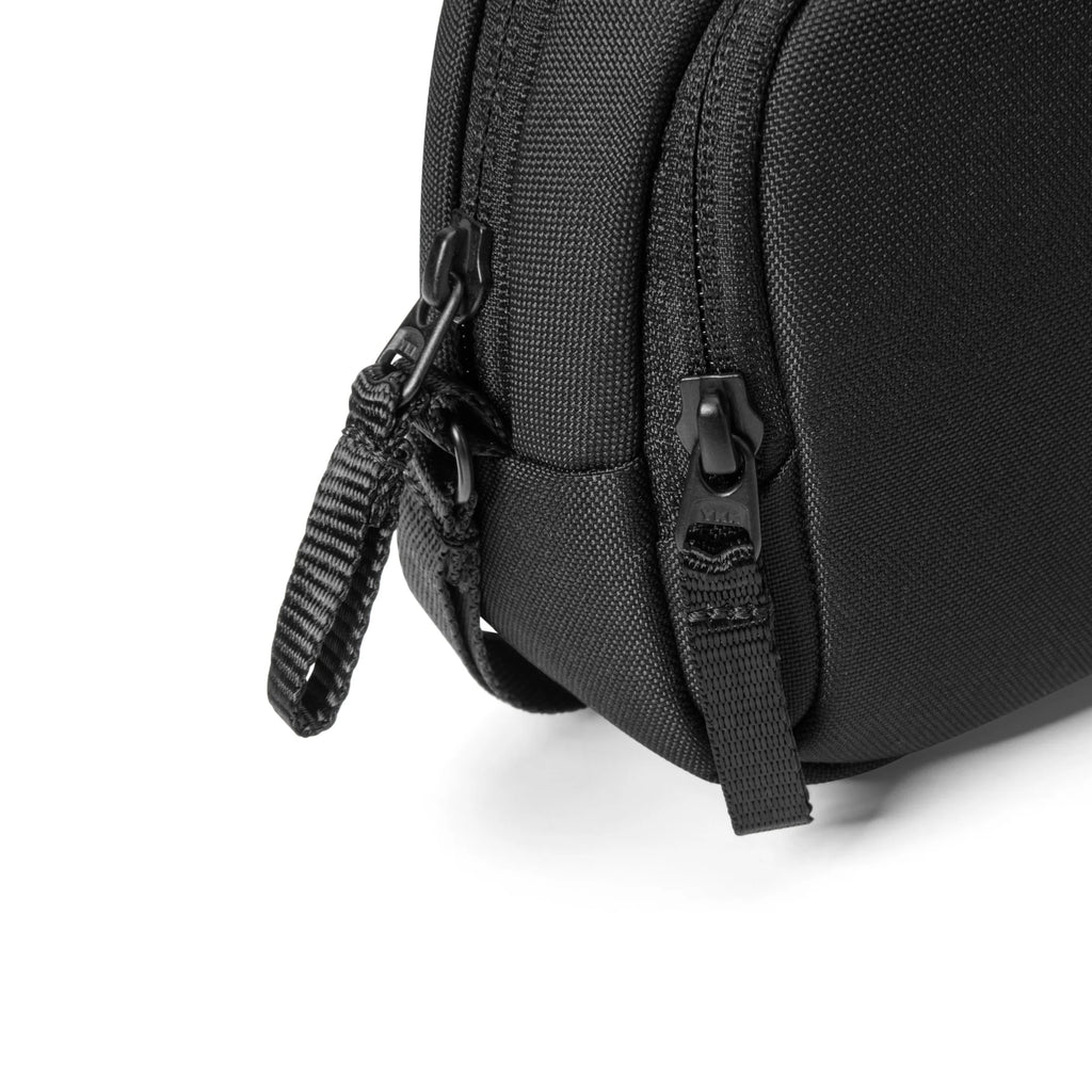 Light-T12 Essential Tech Organizer Black  1.8 L