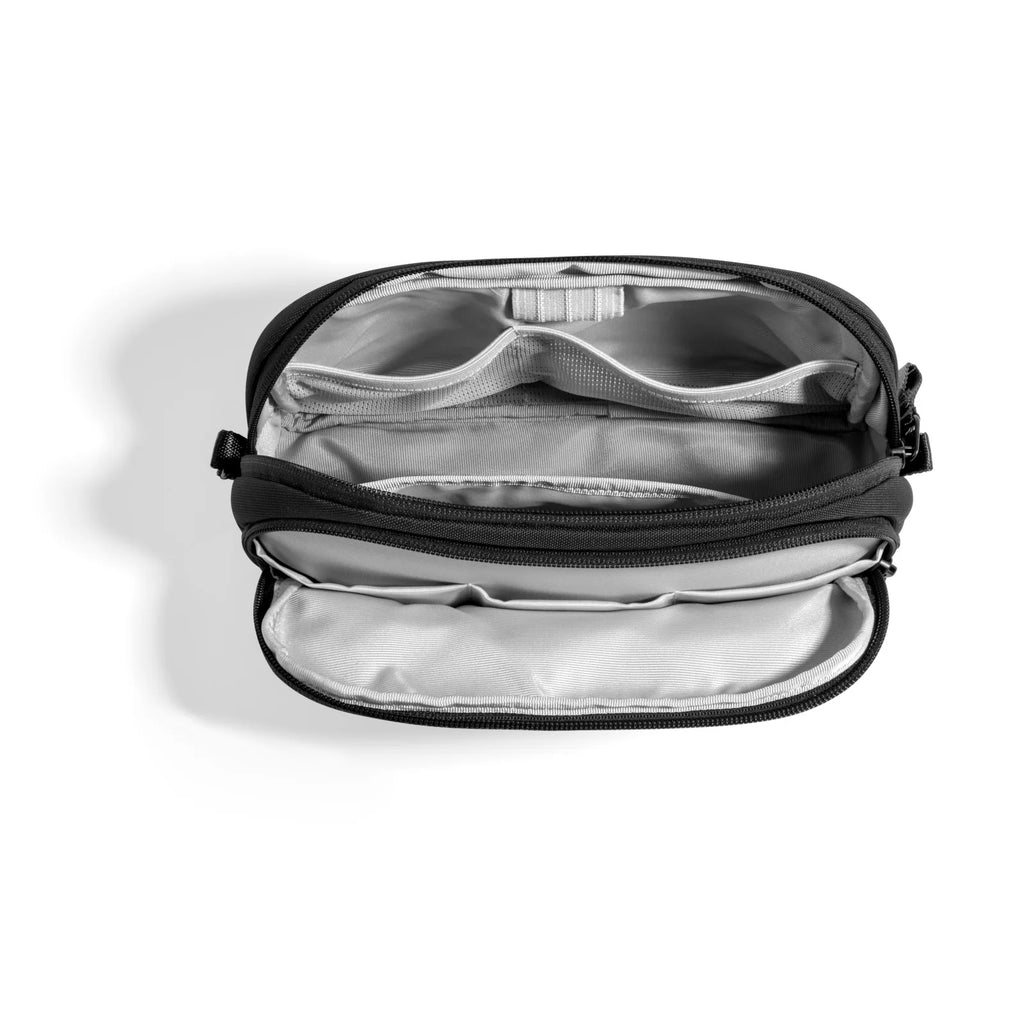 Light-T12 Essential Tech Organizer Black  1.8 L